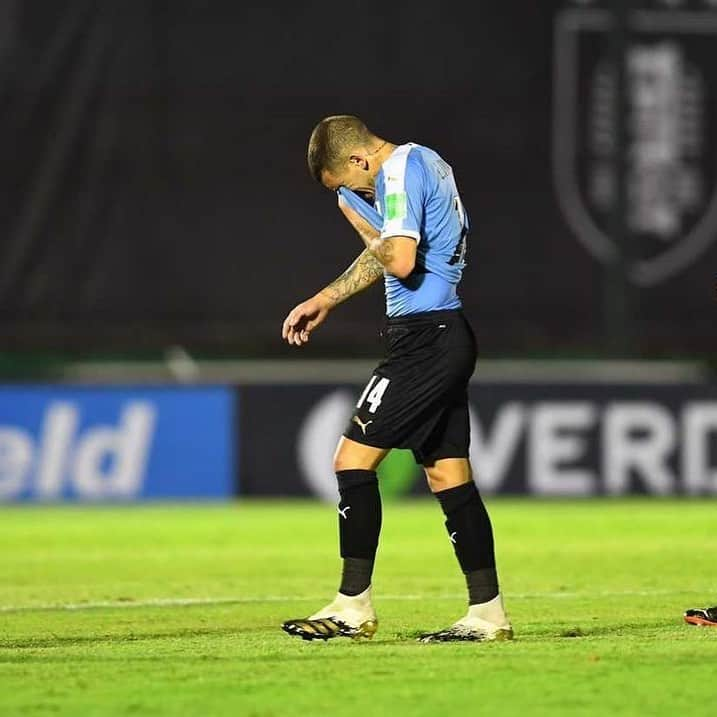 ルーカス・トレイラさんのインスタグラム写真 - (ルーカス・トレイラInstagram)「El camino es largo. Seguiremos luchando unidos como siempre lo hicimos 💪🏻🇺🇾⚽️ @aufoficial #LT14  #Eliminatorias #Qatar2022」11月18日 11時47分 - ltorreira34