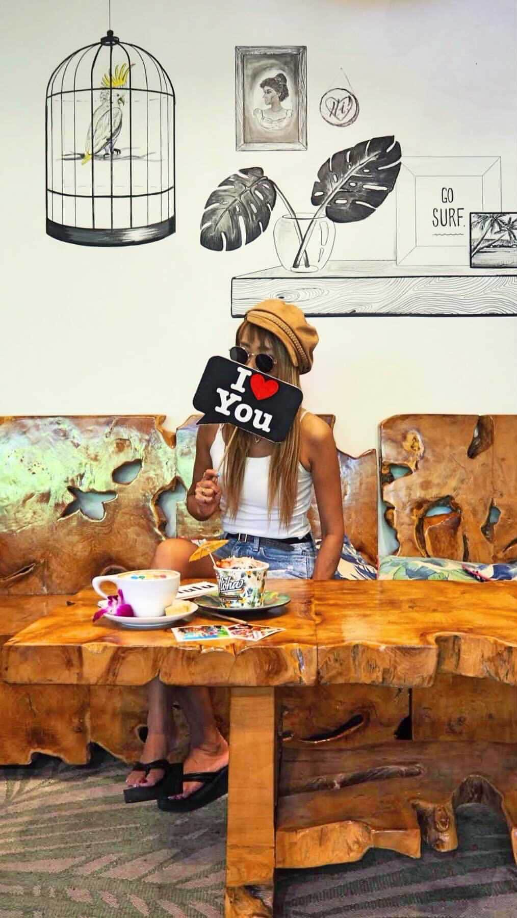 shihoのインスタグラム：「💙A💚L💛O🧡H❤️A ・ 📍Hawaiian Aroma Cafe Ohana East ・ 滞在中必ず1回以上は行く大好きなカフェ 『ハワイアン・アロマ・カフェ』 ・ 店内も可愛くてお料理も美味しくて とっっっても恋し〜〜い🥺♥️ インテリアも可愛いから すべて欲しくなっちゃう。笑 ・ 写真スポットたくさんで 居心地も抜群だから 半日あっという間に過ぎちゃってる🤭笑 ・ #hawaii#islandofoahu#oahu#ハワイ#trip #オアフ島#travel#loco_hawaii#travel_jp #funtorip#タビジョ#旅MUSE#genic_travel #genic_mag#たびねす#旅行#genic_hawaii#oahuhawaii」