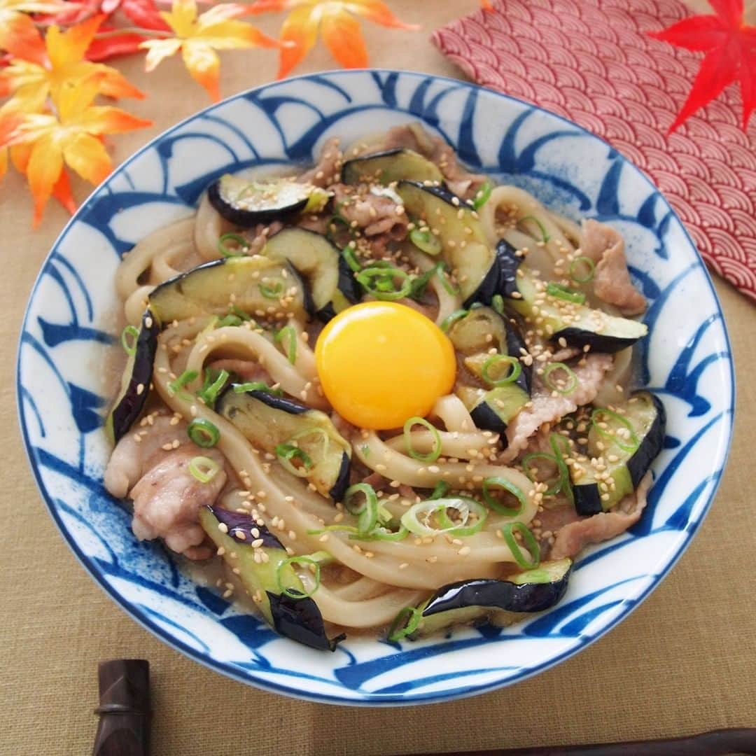 のインスタグラム：「【なすと豚肉のとろとろ煮うどん】 . なすと豚肉の旨みがしみこんだうどんが美味！ 一皿で大満足なおいしさ。 . ▼材料（1人分） ❁冷凍「丹念仕込み 本場さぬきうどん」：1玉 ❁豚こま切れ肉：100g ❁なす（半月切り）：１本（約100g） ❁小麦粉：小さじ２ ❁サラダ油：大さじ１ ❁めんつゆ（３倍濃縮）：大さじ２ ［A］ ❁青ねぎ：適量 ❁白炒りごま：適量（約小さじ１） ❁卵黄：１個分 . ▼作り方 ①豚肉となすに小麦粉をまぶしておく . ②フライパンにサラダ油を熱し、（１）を炒める。 火が通ったら、めんつゆを加え炒め合わせる . ③水（200cc）を加えて沸騰させる。 味をととのえ、凍ったままのうどんを入れて煮る （再沸騰後、約２分煮て、全体にとろみが出て来たらOK） . ④器に盛り付け、［A］をのせて召し上がれ . #うどん #udon #冷凍うどん #さぬきうどん #うどん部 #うどん好き #レシピ #おうちごはん #おうちランチ #お昼ごはん #簡単レシピ #時短料理 #簡単ごはん #なす #家庭料理 #アレンジレシピ #デリスタグラム #foodstagram #今日のごはん #TableMark #テーブルマーク」