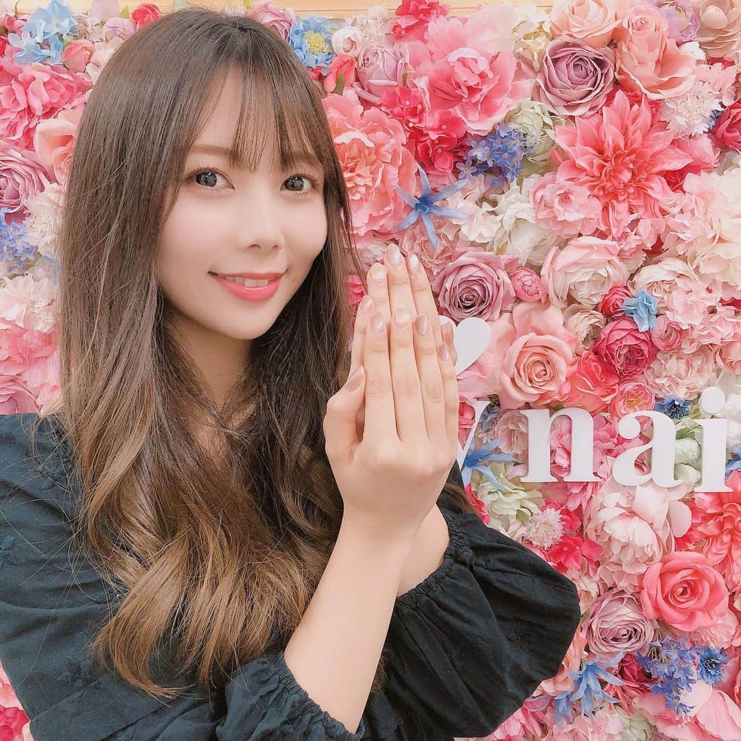 西村季里子のインスタグラム：「・  マグネットネイル🌸  ゴールド系の色にしようと思ってたけど、 「こっちの方がきやんぽいよ」 って言われてピンクにした💞  正解だった🌷🌷🌷  ネイルが久しぶりで テンション上がる楽しい🥰  仕事中もトレーニング中も ご飯中もずっと見ちゃう🥰  専属ネイリストみーちゃんありがとう💖  #ネイル#マグネットネイル #nail#nails#magneticnails  #みーちゃんずねいる#専属 #専属ネイリスト#信頼の塊 #ピンクネイル#ラメネイル #ハート#ハートネイル#♡ #follow#followme」