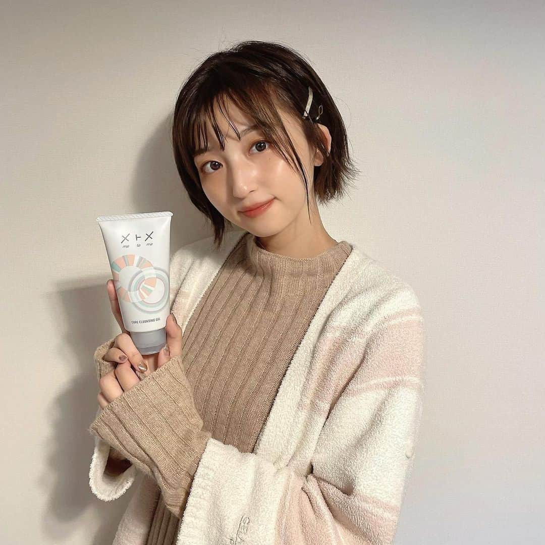 のインスタグラム：「﻿ ﻿ コンタクトレンズメーカーが作ったアイケア発想の﻿ 目にも肌にも優しいクレンジングをいただきました✨﻿ ﻿ ﻿ 目にしみないし、本当にオススメです👀﻿ ﻿ ﻿ ﻿ 全国のLOFTや東急ハンズなどで買えますよ〜﻿ ﻿ ﻿ そしてメーカーさんの企画で﻿ 公開アンケートにお答え☻　　　　　　　　　　　　　　　　　　　　　　﻿ ﻿ ﻿ Q1使用していかがでしたか？﻿ アイメイクを落とす時に目に入っても安心して使えました〜目にしみないです！﻿ ﻿ ﻿ Q2他のオイル/ミルク/バームクレンジングと比べていかがでしたか？﻿ 目に優しいからといって落ちないわけではなく、きちんとメイクが落ちました👀 W洗顔不要で濡れた手でもOKなところがいい！﻿ ﻿ ﻿ Q3メトメをどのような方におすすめしたいですか？﻿ クレンジングをして目が痛くて大変だったという経験はあるあるだと思うので、女子全員にオススメ！﻿ ﻿ ﻿ ﻿ ﻿ ﻿ #メトメ#クレンジングジェル#クレンジング﻿ #メニコン#目に優しい#pr」