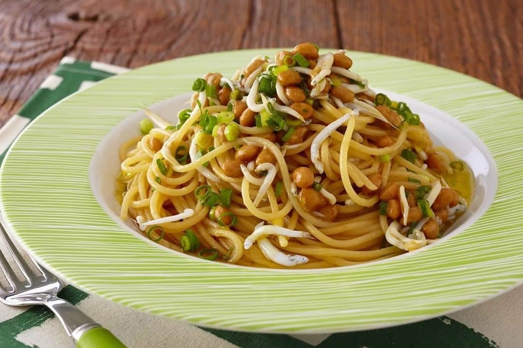 オリーブオイルライフさんのインスタグラム写真 - (オリーブオイルライフInstagram)「【納豆ソースのねぎしらすスパゲッティ】 こんにちは、Chikakoです。 今日は、片さんの和風スパゲッティをご紹介します。  発行食材の納豆を使って、 あえるだけの簡単メニューです。  お手軽ランチにぜひ♪ ↓ https://oliveoillife.jp/recipe/10595/  #オリーブオイル　#オリーブオイルライフ #納豆　#しらす　#スパゲッティ　#パスタ #1皿メニュー　#ランチ #おいしい #料理 #クッキングラム #デリスタグラマー #レシピ #おうちごはん #いただきます #food #yammy #recipes #foodpic #yummyfood #cooking #instafood #homemadefood」11月18日 12時00分 - oliveoillife
