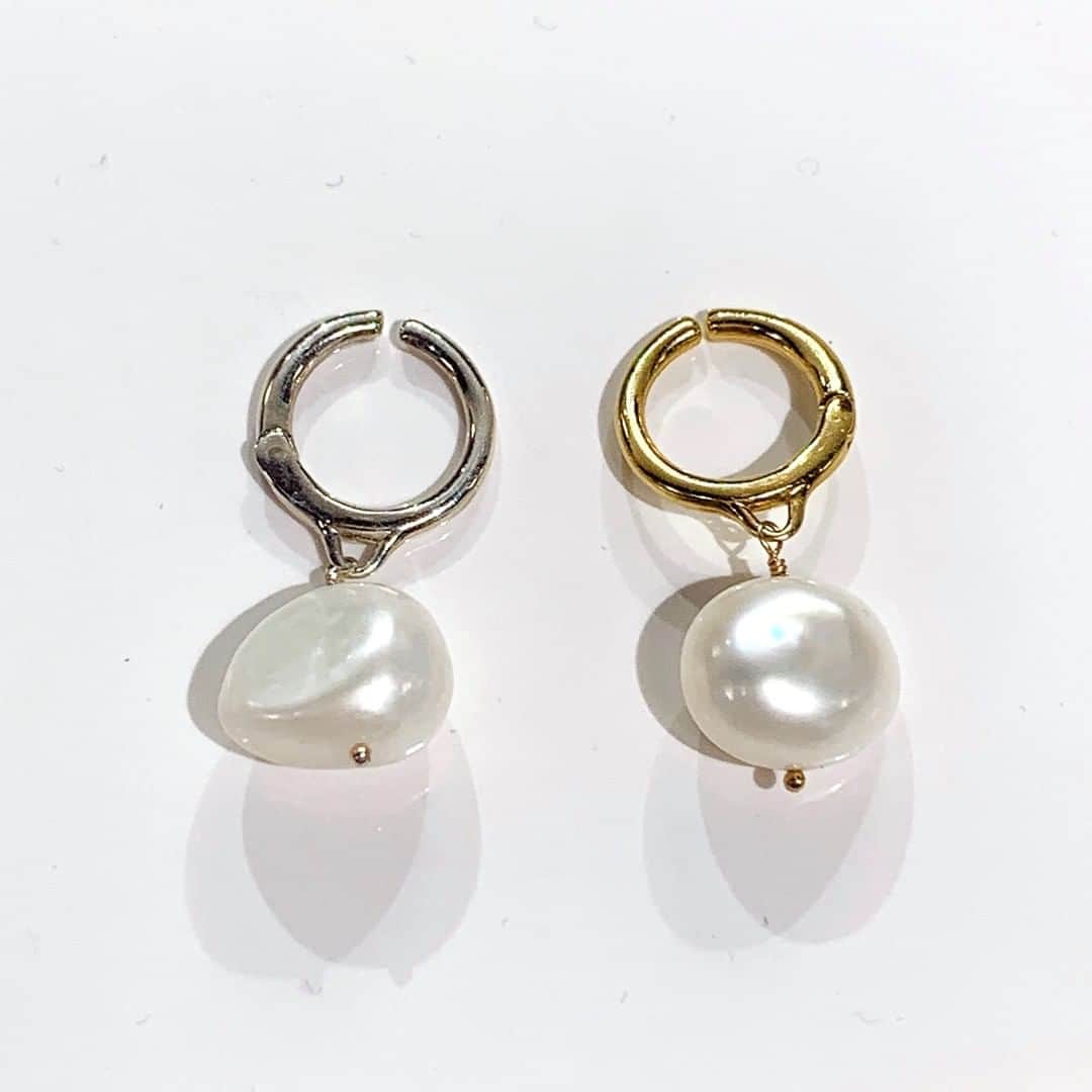 SPURさんのインスタグラム写真 - (SPURInstagram)「フープ状のイヤーカフにバロックパールをひと粒。洗練されたムードでありながらタフな表情も💫　KNOWHOWより。（編集U）  #KNOWHOW #イヤーカフ #パール #SPUR #spurmagazine #knowhowjewelry #jewelry #earcuff #earcuffs #accessory #baroquepearls #pearls #バロックパール」11月18日 12時00分 - spurmagazine