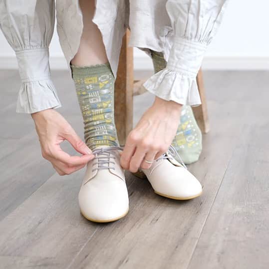 手紙社さんのインスタグラム写真 - (手紙社Instagram)「【「新しいオンラインフェスティバル・布博」出展者紹介：hacu】﻿ 愛知県江南市を拠点に、オリジナルデザインの靴下やテキスタイルデザイナーとコラボした靴下を制作する「hacu（@hacusan）」。コーディネートに取り入れやすく愛らしいデザイン、さらにふっくらと足を包み込む履き心地の良さと、長く使える質の良さに「一度履いたら忘れられない！」と、日々リピーターが絶えません。今回の布博では、新作の先行発売もあり、必見です！﻿ ﻿ ▶︎詳細はプロフィール「@textilefabrics」のリンクより公式サイトへ！﻿ ﻿ ＜「新しいオンラインフェスティバル・布博」開催概要＞﻿ 出展者によるオンラインミーティング開催期間：2020年12月14日（月）〜19日（土）﻿ オンラインショップ開設期間：2020年12月14日（月）〜26日（土）﻿ ※出展者によって開設期間が異なります﻿ 会場：新しいオンラインフェスティバル・布博 公式サイト﻿ ﻿ ◎「新しいオンラインフェスティバル・布博」は3本立て！﻿ 1. オンラインミーティング（番組）﻿ 出展者のアトリエ紹介や制作工程、作品への愛などを出展者からリアルタイムで直接聞くことができる番組を配信。﻿ 2. オンラインショッピング﻿ 出展者による新作や、ここでしか買えない限定作品、もちろん、定番商品も購入することができます！﻿ 3. ライブ番組﻿ ミーティング最終日に豪華アーティストによる音楽ライブや、スタイリストによるファッションコーディネートやお悩み相談会を生中継でお届けします！﻿ ﻿ #手紙社#手紙舎#tegamisha#布博#nunohaku#zoom#zoom講座#オンライン講座#オンラインイベント#オンライン#オンライン配信#オンライン開催#新しいオンラインフェスティバル#新しいオンラインフェスティバル布博#hacu#服#小物#靴下」11月18日 12時00分 - tegamisha