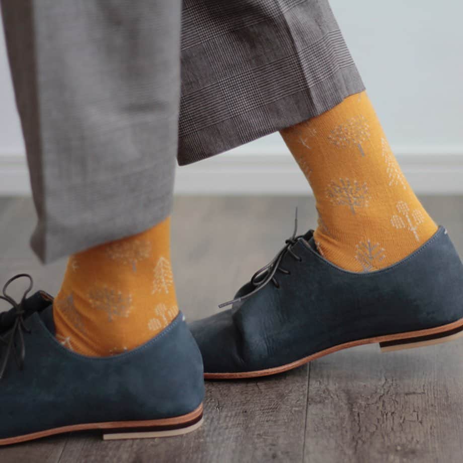 手紙社さんのインスタグラム写真 - (手紙社Instagram)「【「新しいオンラインフェスティバル・布博」出展者紹介：hacu】﻿ 愛知県江南市を拠点に、オリジナルデザインの靴下やテキスタイルデザイナーとコラボした靴下を制作する「hacu（@hacusan）」。コーディネートに取り入れやすく愛らしいデザイン、さらにふっくらと足を包み込む履き心地の良さと、長く使える質の良さに「一度履いたら忘れられない！」と、日々リピーターが絶えません。今回の布博では、新作の先行発売もあり、必見です！﻿ ﻿ ▶︎詳細はプロフィール「@textilefabrics」のリンクより公式サイトへ！﻿ ﻿ ＜「新しいオンラインフェスティバル・布博」開催概要＞﻿ 出展者によるオンラインミーティング開催期間：2020年12月14日（月）〜19日（土）﻿ オンラインショップ開設期間：2020年12月14日（月）〜26日（土）﻿ ※出展者によって開設期間が異なります﻿ 会場：新しいオンラインフェスティバル・布博 公式サイト﻿ ﻿ ◎「新しいオンラインフェスティバル・布博」は3本立て！﻿ 1. オンラインミーティング（番組）﻿ 出展者のアトリエ紹介や制作工程、作品への愛などを出展者からリアルタイムで直接聞くことができる番組を配信。﻿ 2. オンラインショッピング﻿ 出展者による新作や、ここでしか買えない限定作品、もちろん、定番商品も購入することができます！﻿ 3. ライブ番組﻿ ミーティング最終日に豪華アーティストによる音楽ライブや、スタイリストによるファッションコーディネートやお悩み相談会を生中継でお届けします！﻿ ﻿ #手紙社#手紙舎#tegamisha#布博#nunohaku#zoom#zoom講座#オンライン講座#オンラインイベント#オンライン#オンライン配信#オンライン開催#新しいオンラインフェスティバル#新しいオンラインフェスティバル布博#hacu#服#小物#靴下」11月18日 12時00分 - tegamisha