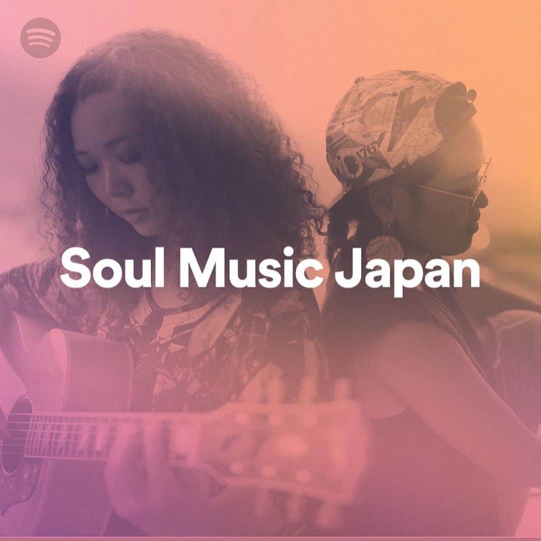 のインスタグラム：「11月17日（火）にデジタルシングル“LIFE GOES ON” feat. CHAN-MIKA がリリースになり、11月18日（水）から約1週間、Spotify Soul Music JapanプレイリストのカバーアートにHanah SpringとCHAN-MIKAが登場します。 Spotify, iTunes, Apple Musicなど各種プラットフォームにて配信中！  ぜひ聞いてください！ “LIFE GOES ON” feat. CHAN-MIKA インスタのトップページにYouTubeをアップしました！MV概要欄にiTunes,Spotify etc..各プラットフォームへリンクあります！  https://linkco.re/7Q0raV7d  また、写真2枚目QRコードをスクリーンショットしてDLリンクへ飛ぶ事ができます。  写真3枚目は、特に意味はありませんが夏のMV撮影の思い出です。  4枚目は撮影 #grindlodge #powers2 ご協力有難う御座いました！ #CHANMIKA #HANAHSPRING #LIFEGOESON #spotifyplaylist」