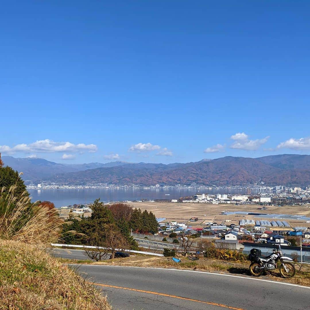 山下晃和さんのインスタグラム写真 - (山下晃和Instagram)「【MOTO&TRAVEL】大学生のときは、休みができたら長野の林道をSL230で走りまくっていた。 親も呆れていたと思う  とにかく、山を走りたかった その時、長野は広いと思っていた  実際に広いのだけど、現在はそんなに遠い感じがしない  不思議だね  #SEROW #セロー #ツーリング #TOURING #JAPAN #NAGANO #TRAVEL #旅 #セロー250 #YAMAHA #TANAX #ツーリングセロー #諏訪湖 #諏訪 #MOTORCYCLE #MOTO #バイクはふと停められるのが良いね #自転車もだけど」11月18日 12時02分 - travel_akikazoo