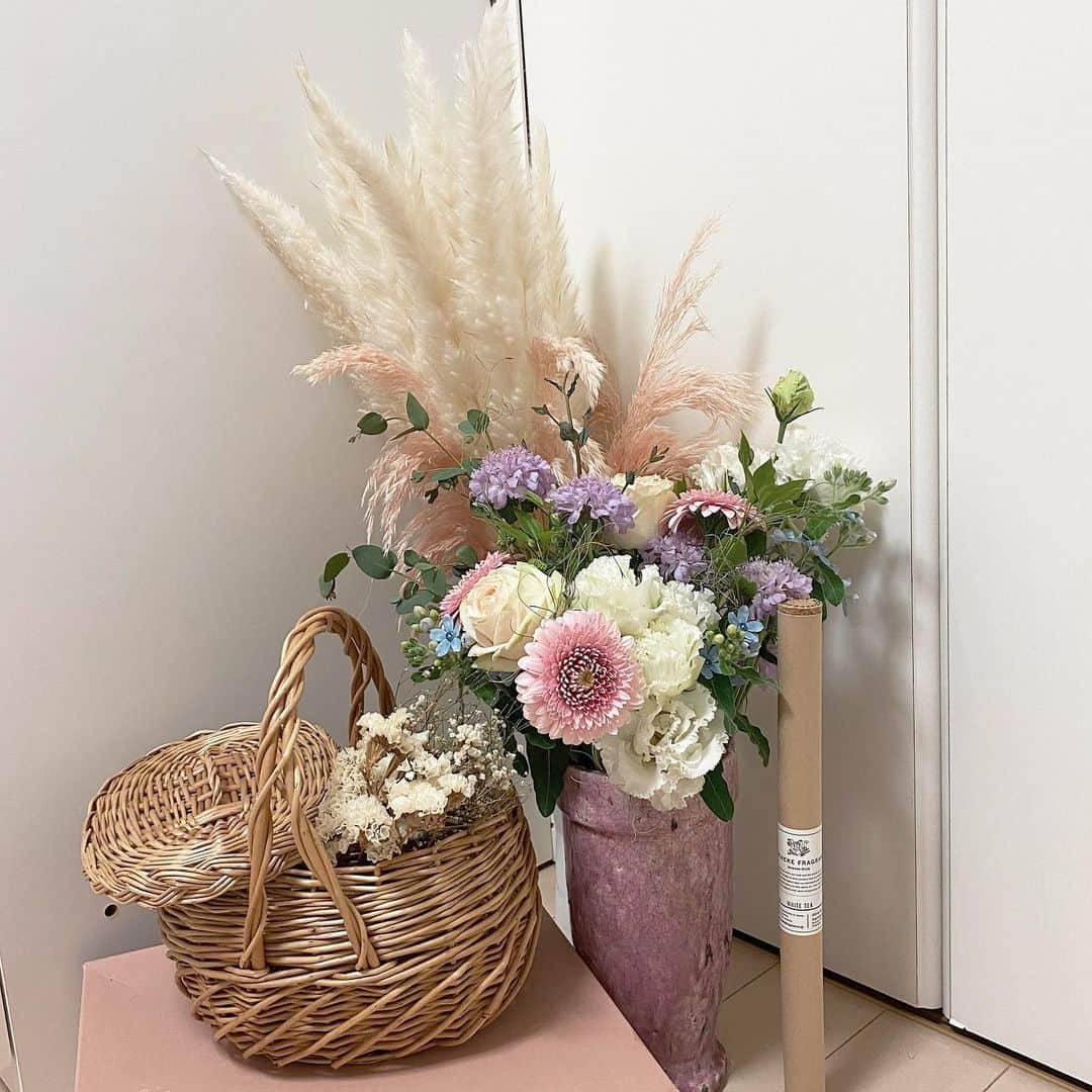 平松可奈子さんのインスタグラム写真 - (平松可奈子Instagram)「お部屋が大好きなお花で 溢れていて毎朝 幸せを感じてます☺️ . #myroom #flower #インテリア」11月18日 12時05分 - 11kanaco14