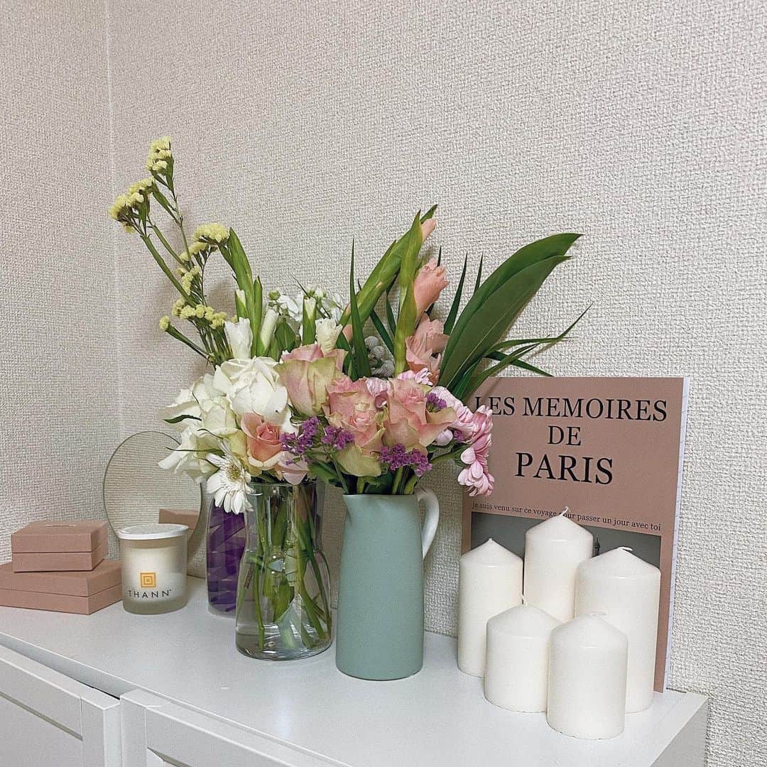 平松可奈子さんのインスタグラム写真 - (平松可奈子Instagram)「お部屋が大好きなお花で 溢れていて毎朝 幸せを感じてます☺️ . #myroom #flower #インテリア」11月18日 12時05分 - 11kanaco14