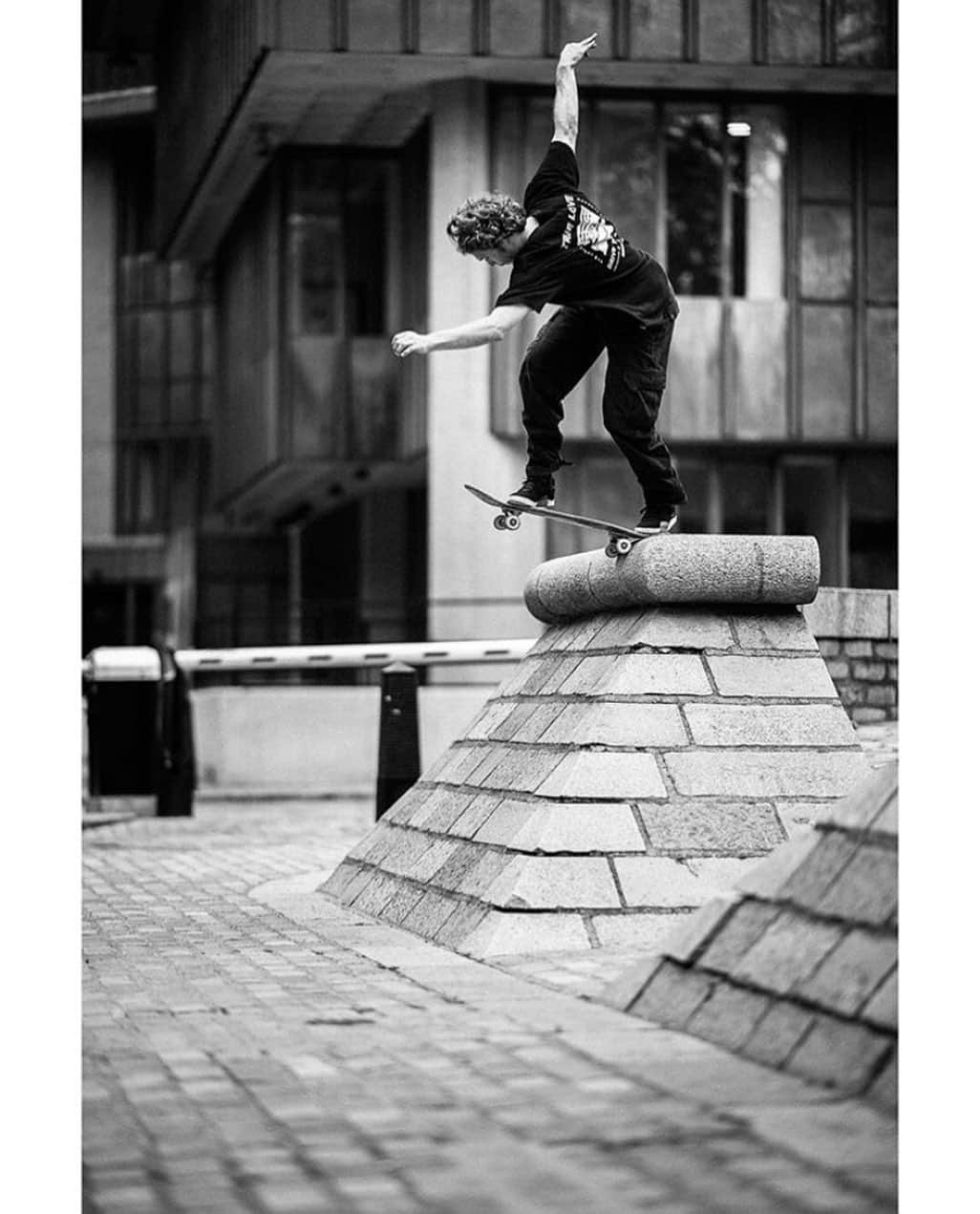カーハートのインスタグラム：「Samu Karvonen (@carwonen), Backside tailslide in London, shot by @samuelashley. As seen in the last issue of @freeskatemag, alongside a full article with the skate team while filming for the upcoming full length video.  #CarharttWIP #carharttwipskateboarding」