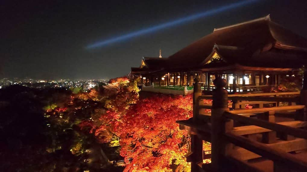 夏木マリさんのインスタグラム写真 - (夏木マリInstagram)「京都清水寺では 紅葉のライトアップが 始まりました....  今年もパフォーマンスを奉納します。 無観客での配信！  11月28日　21時〜  15分前から 紅葉景色ご覧いただけます〜  観てくださいませ。 YouTubeでの配信です！  https://www.youtube.com/c/marinatsukiofficialchannel  #PLAYbyPRAY #第七夜 #NATSUKIMARIFESTIVALinKYOTO2020 #清水寺 #京都  #プレミア公開 #marinatsukiterroir  #奉納」11月18日 12時07分 - mari_natsuki