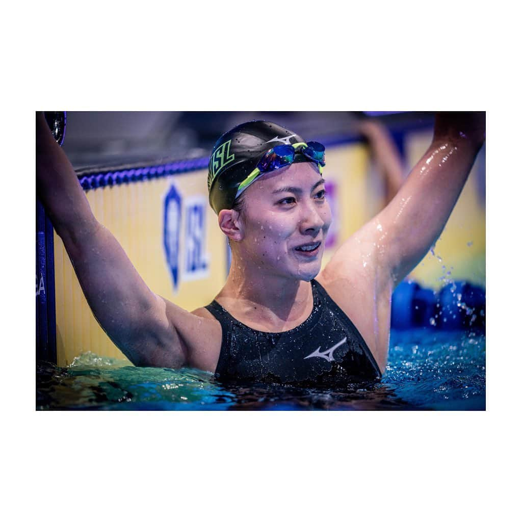 大橋悠依さんのインスタグラム写真 - (大橋悠依Instagram)「Haha, I couldn't stand up without Miho's help after the race 200IM.  Thanks to @teramipooo 😚🥺  🐸👑 200IM 2.03.93  New Japanese and Asian record  #ISL #ISL2020 #ISwimLeagueS02 #ISwimLeague #TokyoFrogKings #WeAreKings @tokyofrogkings @iswimleague」11月18日 12時08分 - yui_ohashi_