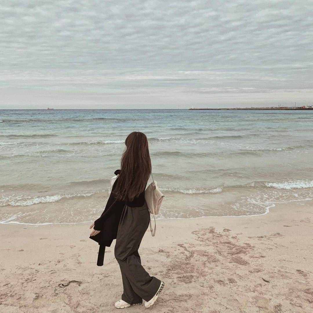 ユン・アラのインスタグラム：「하나 하나 다 생각 나 🌊 그때의 냄새 온도 소리, 행복했던 기억도 !  어제부터 찔끔 찔끔 내리는 비때문에 갑자기 감정노동... 다들 감기걸리지 않게 조심하세요 🤍  그리고 디엠으로 많은 문의주셨던 마켓은 이번주 금요일 오픈이에요 🌼」