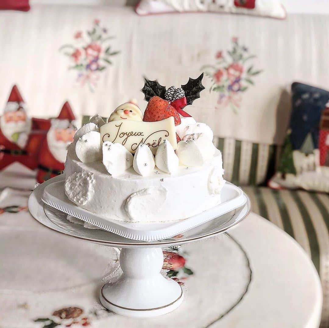 能美黎子さんのインスタグラム写真 - (能美黎子Instagram)「・ もうすぐクリスマス🎄 ・ 今年のクリスマスケーキは 皆さんどうされますか？ ・ コロナのこともあるし 混雑した場所に出向くのは少し気がひけるなぁ‥ と悩んでいたら 一足お先に ・ ルミネ荻窪店にある 「和Cafeこころね」 @lumine_ogikubo  あまおうクリスマスショートケーキ を試させていただきました。 ・ クリスマス期限近くになると大混雑する ルミネ荻窪店のショップ店内。 ・ ルミネのネット通販アイルミネで、 事前予約ができ、並んだりすることもなく館内特設受取カウンターやショップ店頭で受け取ることができるからとっても便利。 ・ 和Cafeこころねの あまおうのショートケーキは 和三盆のスポンジを使ってるから フワッフワで軽くて美味しい。 限定30個だそうなので、 御予約はお早めに。 ・ 予約期間： 11月1日（日）0:00～12月6日（日）23:59 受取期間：12月23日（水）～12月25日(金) 各日13：00～20：00 受取場所：5F特設受取カウンター、各ショップ店頭 ・ #ルミネ荻窪 #荻窪ルミネ #クリスマスケーキ #クリスマス準備 #クリスマス #pr#クリスマスケーキ予約 #クリスマスケーキ2020 #和cafeこころね #カフェ巡り #東京カフェ #東京グルメ #ケーキ #ショートケーキ #あまおう苺 #あまおう #スイーツ巡り #スイーツグラム #christmas #おうち時間 #和三盆 #東京スイーツ #東京スイーツ巡り #ホームパーティー #もうすぐクリスマス #おやつの時間 #コロナ対策 #アイルミネ #スイーツスタグラム #スイーツ女子」11月18日 12時18分 - reikonohmi