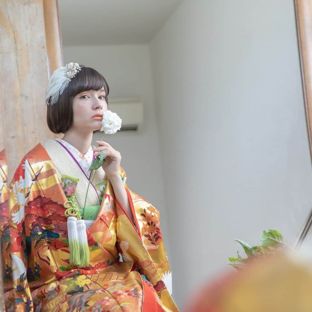 fino_wedding【フィーノ公式】さんのインスタグラム写真 - (fino_wedding【フィーノ公式】Instagram)「渋めのゴールド地に羽ばたく 白鶴が清楚感を表現。 . 日本の美しい季節の中を 悠々と舞う国鳥を 一番美しい花嫁様にたとえました。 . 日本の雅を 色打掛に表した 古典的な本手描き友禅です。 . . @fino_wedding . . ---------------------------  ♡公式ホームページ https://www.fino.wedding/ . ☎️：054-280-2525 静岡：@fino_shizuoka 富士：@fino_fuji 沼津：@fino_numazu 和装：@finohanayome  --------------------------- #fino #静岡 #静岡花嫁 #weddingdress #wedding  #ウェディングドレス #カラードレス #カクテルドレス #ドレス迷子中 #ドレス迷子の花嫁さんを救いたい #ドレス選び #ドレス試着 #試着レポ #試着ドレス #結婚式コーデ  #ウエディングレポート #少人数ウエディング #プレ花嫁2020 #プレ花嫁2021 #プレ花嫁準備 #プレ花嫁応援  #プレ花嫁静岡 #2020秋婚 #2020冬婚  #ウェディング #プロポーズ #お色直し  #婚約しました #婚約中」11月18日 12時19分 - fino_wedding