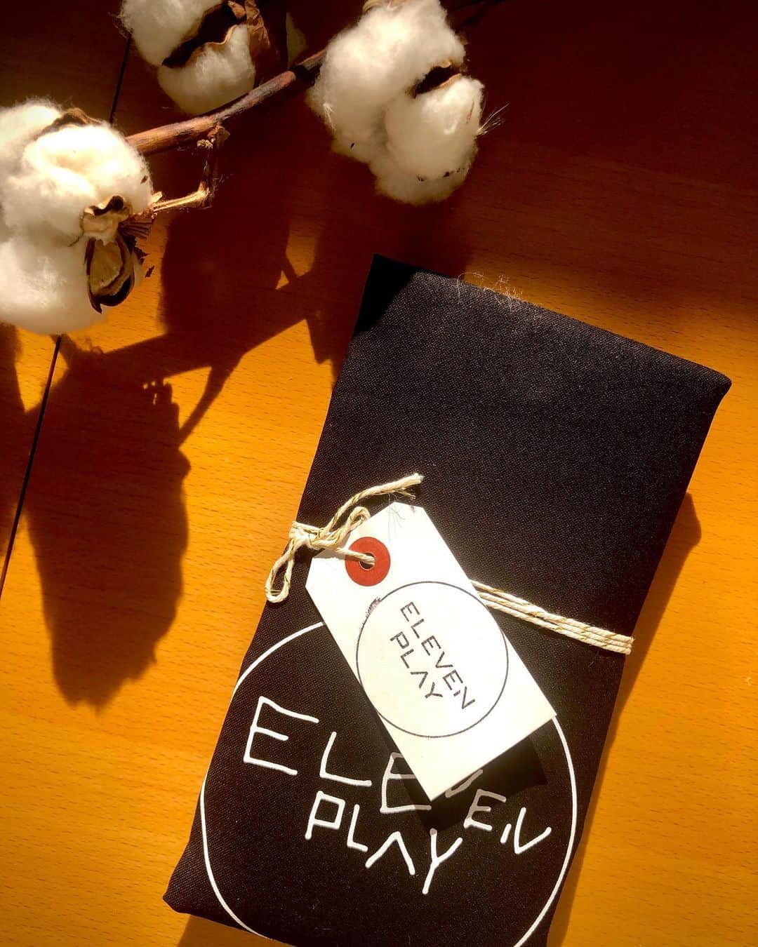 沼田由花さんのインスタグラム写真 - (沼田由花Instagram)「@elevenplay  新しいグッズのエコバッグが届きました✨ ロゴも可愛い🤍  大きめなので色んなシーンで活躍できそう😊  ありがとうございます🖤🤍  #elevenplay  #エコバッグ #モノトーン」11月18日 12時17分 - yuka_numata