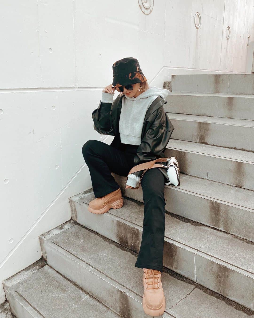 のインスタグラム：「. いつかのCODE🤍 チビなので足元はヒールか厚底履くことが 多いけど @freeimportshop のスニーカーは 厚底だけど軽くて歩きやすくてお気に入り😻🤍 . #fashion#code#outfit#genic_mag#louisvuitton#ファッション#コーデ#トレーナー#スウェット#フーディー#パーカー#秋コーデ#秋ファッション#トレーナーコーデ#ママコーデ#カジュアルコーデ#ハットコーデ#バケハ#外国人風#海外ファッション#外国人風カラー#ハイトーン#ザラ#ザラジョ#zara#gu#ジーユー#サングラス#レザージャケット」