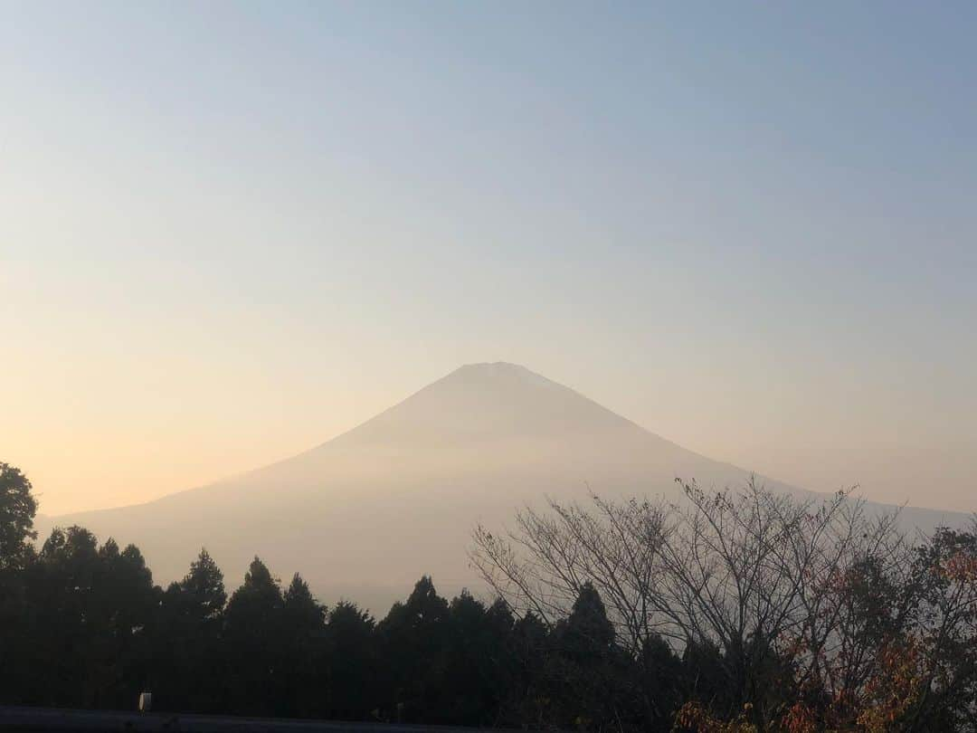 鈴木麻衣花のインスタグラム：「箱根へ。 秋の景色と気持ちの良い気候に心からリフレッシュ。 娘が遊べるようになったら行きたいと思っていた彫刻の森美術館、紅葉も綺麗で空が広くてとっても気持ちよかった♡ 帰り道に見れたボンヤリとハッキリ見える富士山が最高でした♡ #箱根旅行#富士山#箱根彫刻の森美術館」