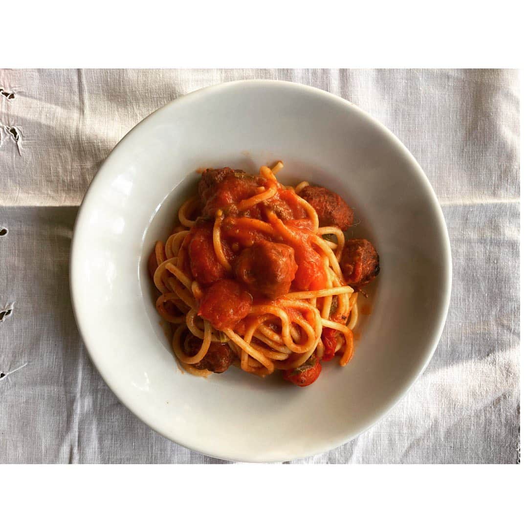 journaleatripのインスタグラム：「meatball pasta  ハンバーグの 後はこれに。 カリオストロの城も ワンワン物語も ですが精神は "ジョリーと僕とで半分こ"  名犬ジョリーの気持ちで分かちあわないと  でした。  #ミートボールパスタ#釡浅フライパン鍋18cm」