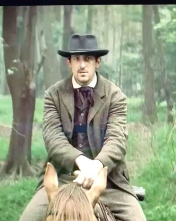 アダム・シャピロのインスタグラム：「Congrats to my #TheGoodLordBird peeps on the finale this week. @showtime  My horse peed a ton, normally right on my line. Probably helped.」