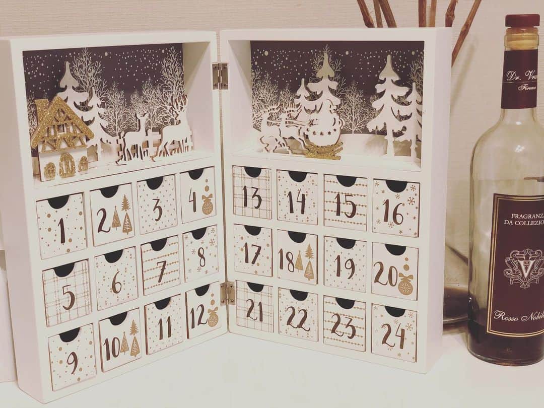 英玲奈のインスタグラム：「#クリスマスデコレーション  もう何しても苦しくて、 パンツはくの辛いからワンピース4つをローテーションしている私ですw ツリーは出せる自信が無かったので、 #アドベントカレンダー　と #リース　だけ飾ってみました。」