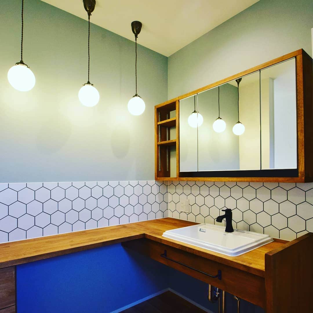 YAMATOの家さんのインスタグラム写真 - (YAMATOの家Instagram)「11月21日(土)、22日(日)、23日(月・祝)に #新築住宅完成見学会 を実施するYAMATO印野の家。  造作洗面台のスケッチと実物とのビフォーアフターです。 タイル・照明・クロスの色など全てにこだわりました! . MADE IN YAMATO . . #スケッチ #造作洗面台 #yamatoの家 #快適な暮らし #設計 #自宅 #御殿場 #小山町 #裾野 #設計事務所 #マイホーム #注文住宅 #デザイン #新築 #家 #インテリア #住宅 #設計士 #設計士とつくる家 #建築士 #建築士とつくる家 #見学会」11月18日 12時25分 - yamato_house