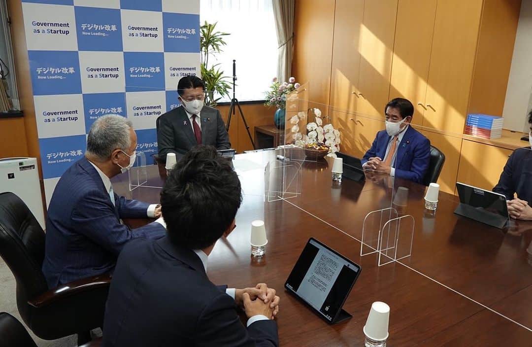 平井卓也さんのインスタグラム写真 - (平井卓也Instagram)「自民党デジタル社会推進本部の #下村博文 本部長、#甘利明 座長以下幹部の先生方から「デジタル庁創設に向けた第一次提言」を手交いただきました。しっかり対応してまいります。ありがとうございました。 #平井卓也 #デジタル庁 #デジタル社会推進本部」11月18日 12時30分 - hiratakuchan0125