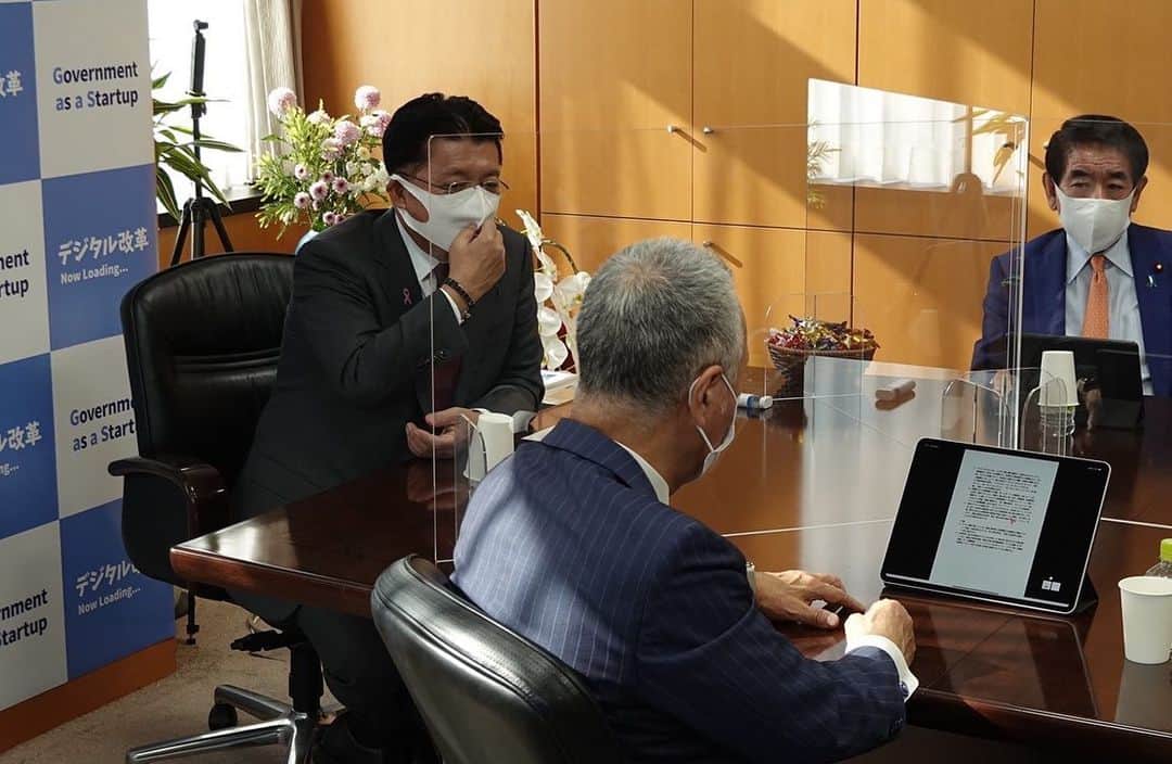 平井卓也さんのインスタグラム写真 - (平井卓也Instagram)「自民党デジタル社会推進本部の #下村博文 本部長、#甘利明 座長以下幹部の先生方から「デジタル庁創設に向けた第一次提言」を手交いただきました。しっかり対応してまいります。ありがとうございました。 #平井卓也 #デジタル庁 #デジタル社会推進本部」11月18日 12時30分 - hiratakuchan0125