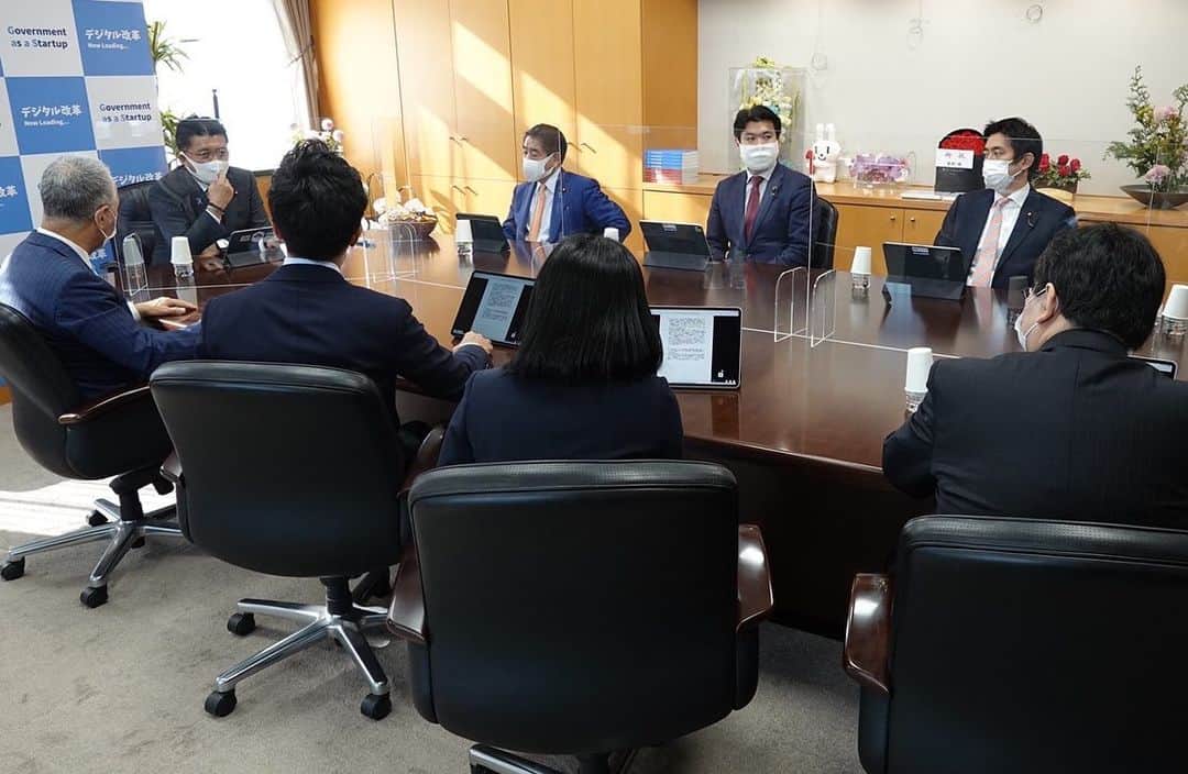 平井卓也さんのインスタグラム写真 - (平井卓也Instagram)「自民党デジタル社会推進本部の #下村博文 本部長、#甘利明 座長以下幹部の先生方から「デジタル庁創設に向けた第一次提言」を手交いただきました。しっかり対応してまいります。ありがとうございました。 #平井卓也 #デジタル庁 #デジタル社会推進本部」11月18日 12時30分 - hiratakuchan0125