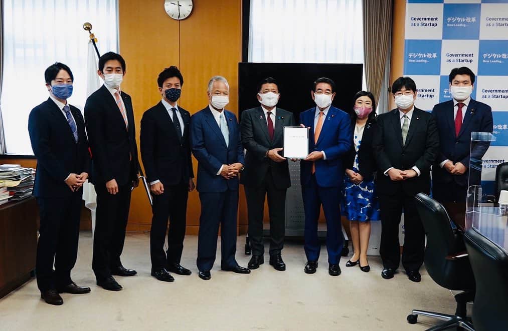 平井卓也さんのインスタグラム写真 - (平井卓也Instagram)「自民党デジタル社会推進本部の #下村博文 本部長、#甘利明 座長以下幹部の先生方から「デジタル庁創設に向けた第一次提言」を手交いただきました。しっかり対応してまいります。ありがとうございました。 #平井卓也 #デジタル庁 #デジタル社会推進本部」11月18日 12時30分 - hiratakuchan0125