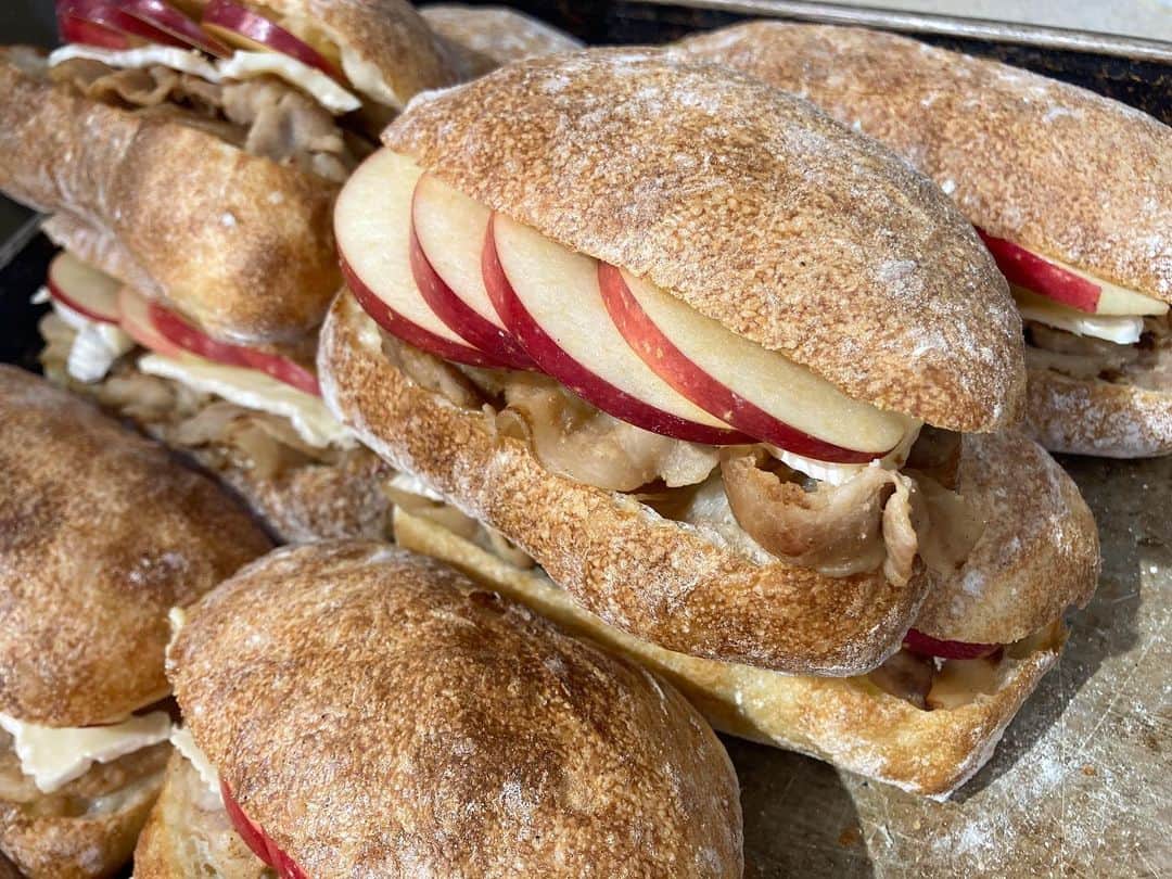 笹塚駅のパン屋さん オパンさんのインスタグラム写真 - (笹塚駅のパン屋さん オパンInstagram)「🖋...﻿ [2020.11.18]﻿ ﻿ オパンです。﻿ ﻿ 毎週水曜日は、水曜日限定チャパタサンドを販売しています。﻿ ﻿ 本日は、「豚バラとカマンベールとリンゴのサンド」と「BLT」をたくさんご用意しております。﻿ ひとつひとつ店内で手間ひまかけて作っています、ぜひ来店お待ちしております。﻿ ﻿ その他にも、バゲットサンドも豊富にご用意しています。﻿ ﻿ 売切れ次第終了となりますのでぜひよろしくお願いします。﻿ ﻿ シュトーレン・クッキーのご注文、ご予約まだまだ受付中です。﻿ ﻿ 本日も、焼き上がりのパンの香ばしい香りと一緒に、お待ちしております。﻿ ﻿ __________________________________________﻿ ﻿ 💬 オパンのシュトーレン通販・予約受付中﻿ ﻿ 2020年のシュトーレンの「通販受付」「店頭お渡し予約」をスタート。﻿ 詳細はサイトからご確認ください。﻿ ﻿ __________________________________________﻿ ﻿ 💬 オパンのクッキー予約受付中﻿ ﻿ オパンのお正月向けクッキー「店頭お渡し予約」をスタート。﻿ 12/26、27、31の店頭お渡しとなります。﻿ 詳細はサイトからご確認ください。﻿ ﻿ __________________________________________﻿ ﻿ 💬 パンリース「OPAN×addict flower」﻿ ﻿ クリスマスシーズンに向けて、addict flowerさんにオパンのパンを使用していただき素敵なパンリースに仕上げていただきました。﻿ とてもいい雰囲気のリースなので、ぜひお求めいただけたらと思います。﻿ ﻿ __________________________________________﻿ ﻿ 💬 コロナ対策のお知らせ﻿ ﻿ ・入店時はマスクの着用ご協力ください﻿ ・入店制限として「お客様2組迄」でお願いします﻿ ・外でお待ちの方にはお客様同士の間隔を開けてください﻿ ﻿ お客様にはご迷惑をおかけいたしますが、ご協力のほどよろしくお願いします。﻿ ﻿ __________________________________________﻿ ﻿ 🥖 季節限定﻿ ﻿ ・柿のデニッシュ﻿ ・鶏と長ネギ、柚子胡椒のフォカッチャ﻿ ﻿ __________________________________________﻿ ﻿ 💬 商品のご予約について﻿ ﻿ 以下の商品はご予約ができません。﻿ ・オパンドッグ﻿ ・ミルクフランス類(ミルクフランス、あんフランス、コーヒーフランス、ガーリックフランス、明太フランス)﻿ ﻿ その他のパンは問題なく、ご予約可能です。﻿ ﻿ ﻿ 💬 ご購入数の制限がある商品﻿ ・ミルクフランスお一人様2本まで﻿ ﻿ __________________________________________﻿ ﻿ 💬 お支払いにについて﻿ ﻿ 当店でのお支払いは、現金のみとなります。﻿ クレジットカード・電子マネーは、ご利用いただけません。﻿ ﻿ __________________________________________﻿ ﻿ 🖋...﻿ #笹塚 #オパン #チャパタ #BLT #渋谷 #東京 #京王線 #代々木上原 #sasazuka #shibuya #tokyo #bakery #boulangerie #boulanger #opan #opan_bakery #crust #baguette #pastry #instabread #pane #sourdough #naturalyeast #パン #パン屋 #パン屋さん #東京パン屋﻿」11月18日 12時30分 - opan_bakery
