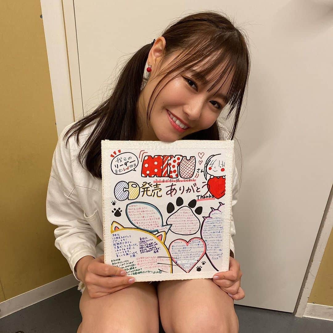 東坂みゆのインスタグラム：「そしてメンバー、スタッフさんで サプライズして頂きました🥺✨ . ほんまに意味わからんくらい泣いた😢 . 結成からこの5ヶ月 こうしてスピードをもって デビューさせて頂くには 正直本当に大変でした。 . プロデューサーというのは こんなにも忙しいものかと！ . メンバーは楽しんでくれてるかな… 私のこと嫌いになってないかな…とか考えることも沢山ありました . でも私は本当にこのメンバーが 心から大好きです☺️❤️ . なのでなんとか笑顔で乗り切ることができました！ . そして関係者の皆様。 私1人じゃ昨日CD発売することなんて、このグループが上手くいくなんて、出来なかったとおもいます。 . 本当にここまで沢山支えられて ついてきてくれて有難う御座いました！ . 2ndシングルも発売できるように がんばります☺️」