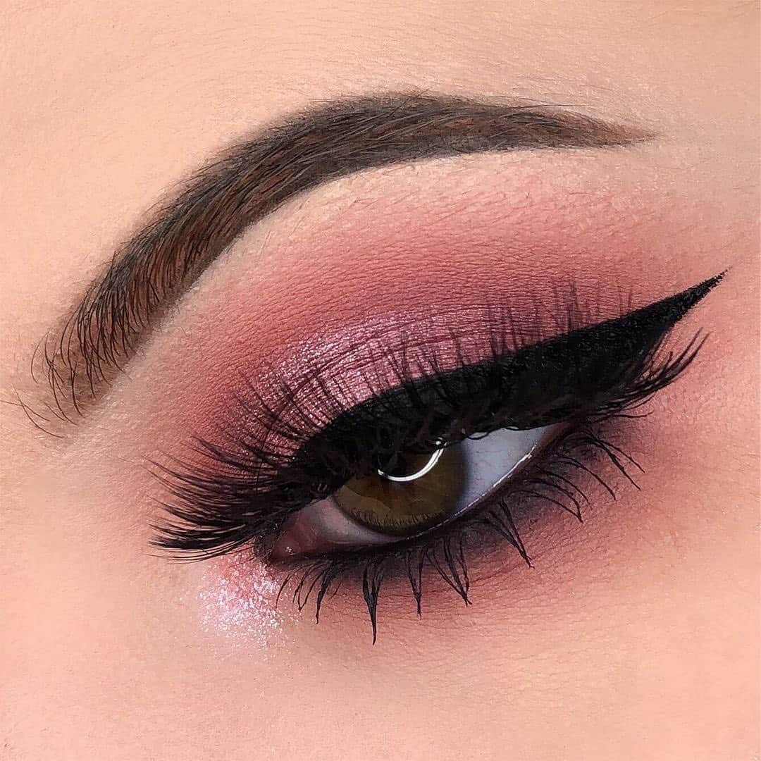 Benefit Cosmeticsさんのインスタグラム写真 - (Benefit CosmeticsInstagram)「Can’t get this romantic eye look out of our heads 💕 @danielleathena goes for Ka-Brow! Eyebrow Cream-Gel Color (3.5 - Medium) to softly fill in her brows! #regram #friendswithbenefit」11月18日 12時32分 - benefitcosmetics