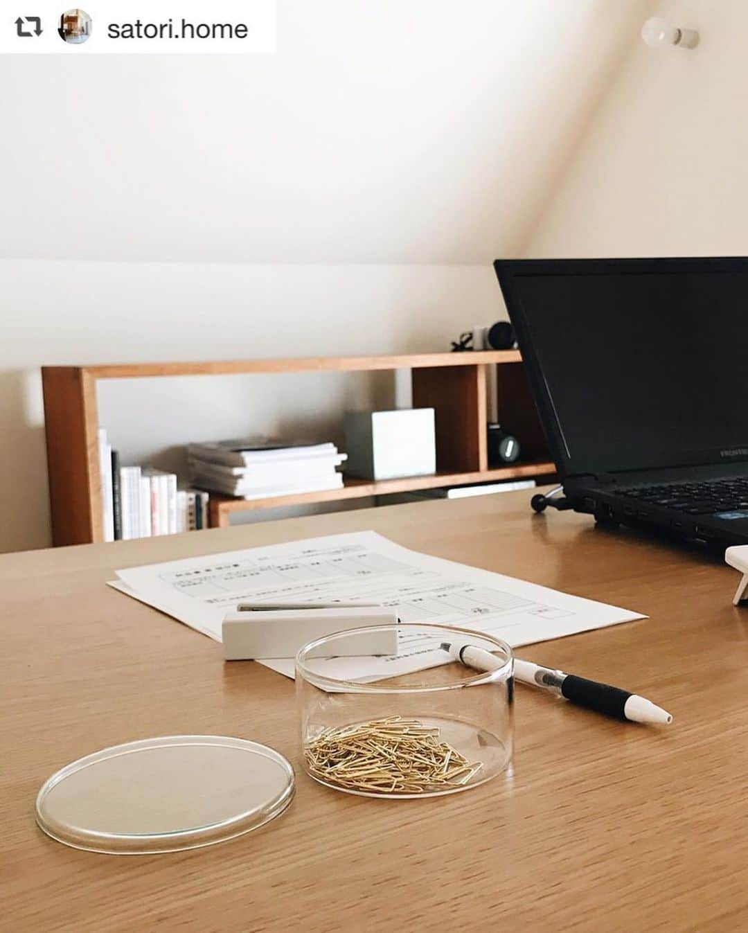 のインスタグラム：「@satori.home さんご紹介ありがとうございます😊 #repost @satori.home  ͏  午後時間が空いた日は 事務的な事をちょっとだけお手伝いしています☺️ ͏  以前から少しずつ紹介している 〝VISION GLASS〟ですか、 VISION KATORIEのLARGEに 書類をとめるクリップを入れています✨ VISION GLASS食卓だけじゃなくて いろいろな場面で使えて役立ちます☺️  ͏ @northmall_com  （https://www.northmall_com） 👇  \　ノースモールオープン記念大感謝祭開催中！！ / ①新規会員登録で送料無料！ ②お買い物した方全員に30%相当のポイント還元！ お得なキャンペーンの詳細は公式アカウントのプロフィールでチェック♪ #ノースモールサイト #ノースモール#インテリア#シンプルインテリア #インテリアショップ #暮らしの道具 #暮らしを楽しむ#丁寧な暮らし#上質な暮らし#雑貨#インテリア雑貨#生活雑貨 #お洒落雑貨#北欧インテリア」