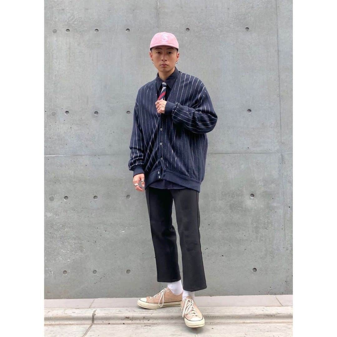 WEARさんのインスタグラム写真 - (WEARInstagram)「.  NAME: Cakki(WEAR ID: coldrain)  #WEAR #ootd #outfit #fashion #WEAR更新 #ZOZOTOWN #ZOZO #秋のコーデ #お洒落さんとつながりたい #オトナカジュアル #スニーカーコーデ #カーディガン #キャップ #シュプリーム #converse #CT70s #ネクタイ」11月18日 12時34分 - wear_official