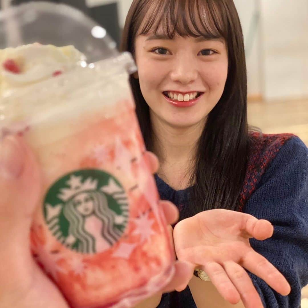 山田千加のインスタグラム：「こんにちは☀️ ˙꒳​˙)ﾁﾗｯ  Twitterに載せたのと似てるけど 少〜し違う写真☺️🍓  毎日の投票が今日18:00で最後となります！ あとは22日ファイナルの当日票のみ✨  本日も投票よろしくお願いします🍀  #ファイナルイベント #11月22日 #ミスキャンパス同志社2020 #ミスキャンパス同志社 #ミスキャン #ミスコン」