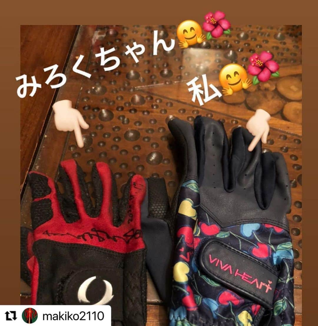 須藤弥勒さんのインスタグラム写真 - (須藤弥勒Instagram)「#Repost @makiko2110 with @make_repost ・・・ 今日はサニーフィールドに行って来ました⛳️ OUTコースからのスタート☝️ 練習場があったのですが 見てビックリ🤣💦💦 すとうみろくちゃんが練習していました😍♥️♥️ 女子3人キャーキャー🌺 パパは気さくで優しく コーチは イケメンでビックリしました❗  3人で写メ握手をして頂き 私は感動で(๑•́́ ﻌ •̀๑)ぅʓぅʓw 後でサインボールお渡ししますねと言ってくれました。  午後INコースを回っていたら みろくちゃんとパパがカートで来てくれて約束のサインボールを持って来てくれました。  その時(๑•́́ ﻌ •̀๑)ぅʓぅʓしてくれた お姉ちゃんにと言いながら  世界大会で優勝した時に使っていた 手袋なのでもらって下さいと言って渡してくれました😍😍  泣いちゃって良かったです♥️w  凄くしっかりしてい 可愛いぃです🤗🌺🌺🌺  応援していますね♥️ ありがとうございます(⋆ᵕᴗᵕ⋆).+*ﾍﾟｺ  御守りにします•*¨*•.¸¸♬   #須藤弥勒#ゴルフ#サニーフィールド」11月18日 12時42分 - miroku_suto