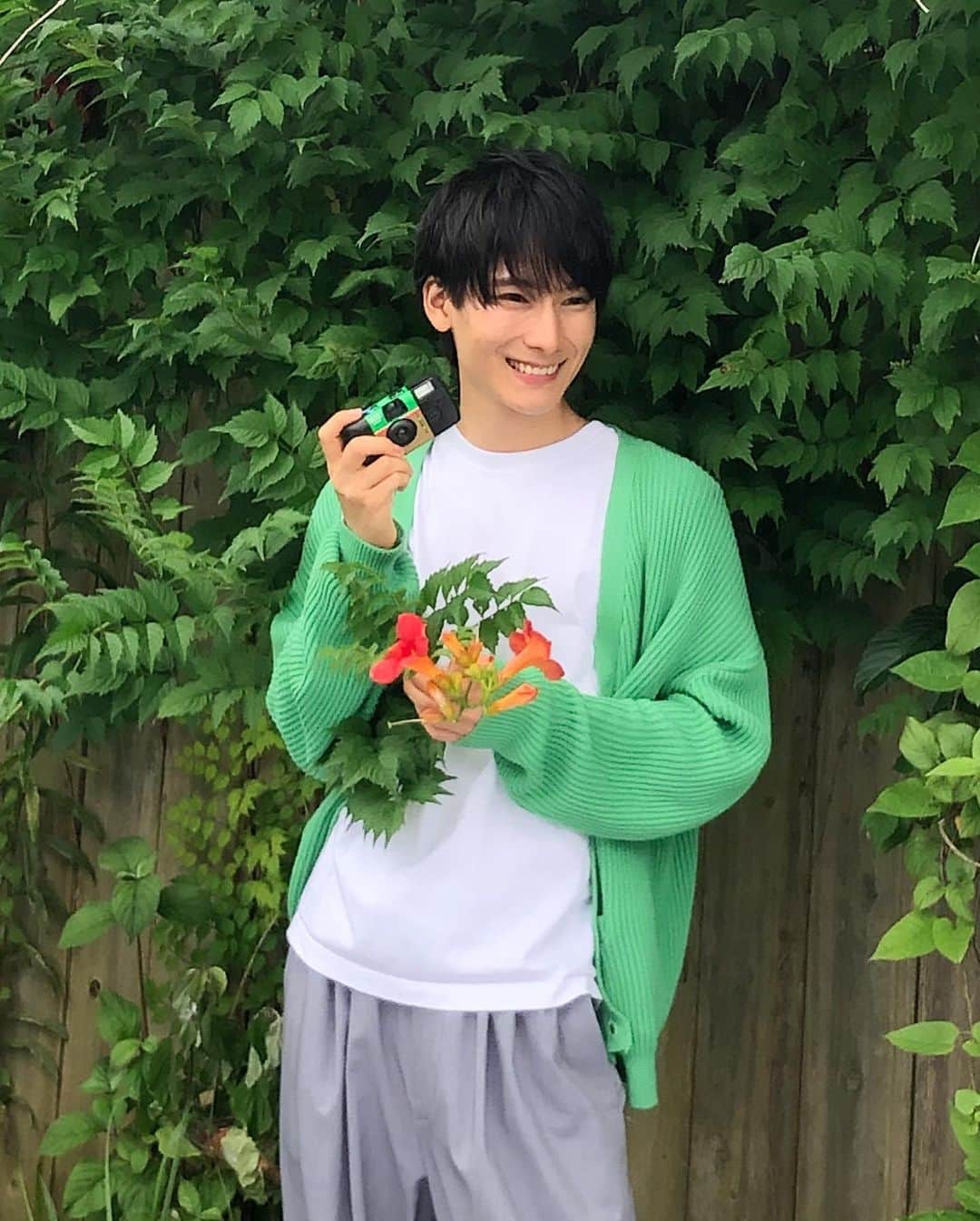 朝田淳弥のインスタグラム：「. カレンダーオフショット <3.4月> カメラ大好き📸 4枚目は半目ですね。笑 . . カーディガン @deluxe_jp  . #2021年カレンダー」