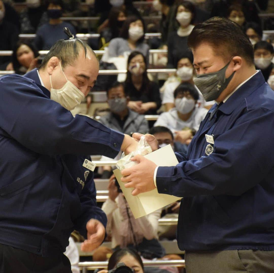 日本相撲協会さんのインスタグラム写真 - (日本相撲協会Instagram)「11月場所中、国技館では楽しい企画が盛り沢山！  YouTube生配信、ゲストの荒磯親方 取組終了後のお楽しみ抽選会 親方の公式グッズ売店では大相撲マスク新発売！※本日、入荷します 新登場の相撲土産ワゴン、一番人気は朝乃山キットカット 新登場の国技館カレーフォトスポット 大関等身大パネル、飲食スペース、2人マス席  #稀勢の里 #荒磯親方 #親方ちゃんねる #豪栄道 #武隈親方 #安美錦 #安治川親方 #国技館カレー　#大相撲マスク #キットカット」11月18日 12時47分 - sumokyokai