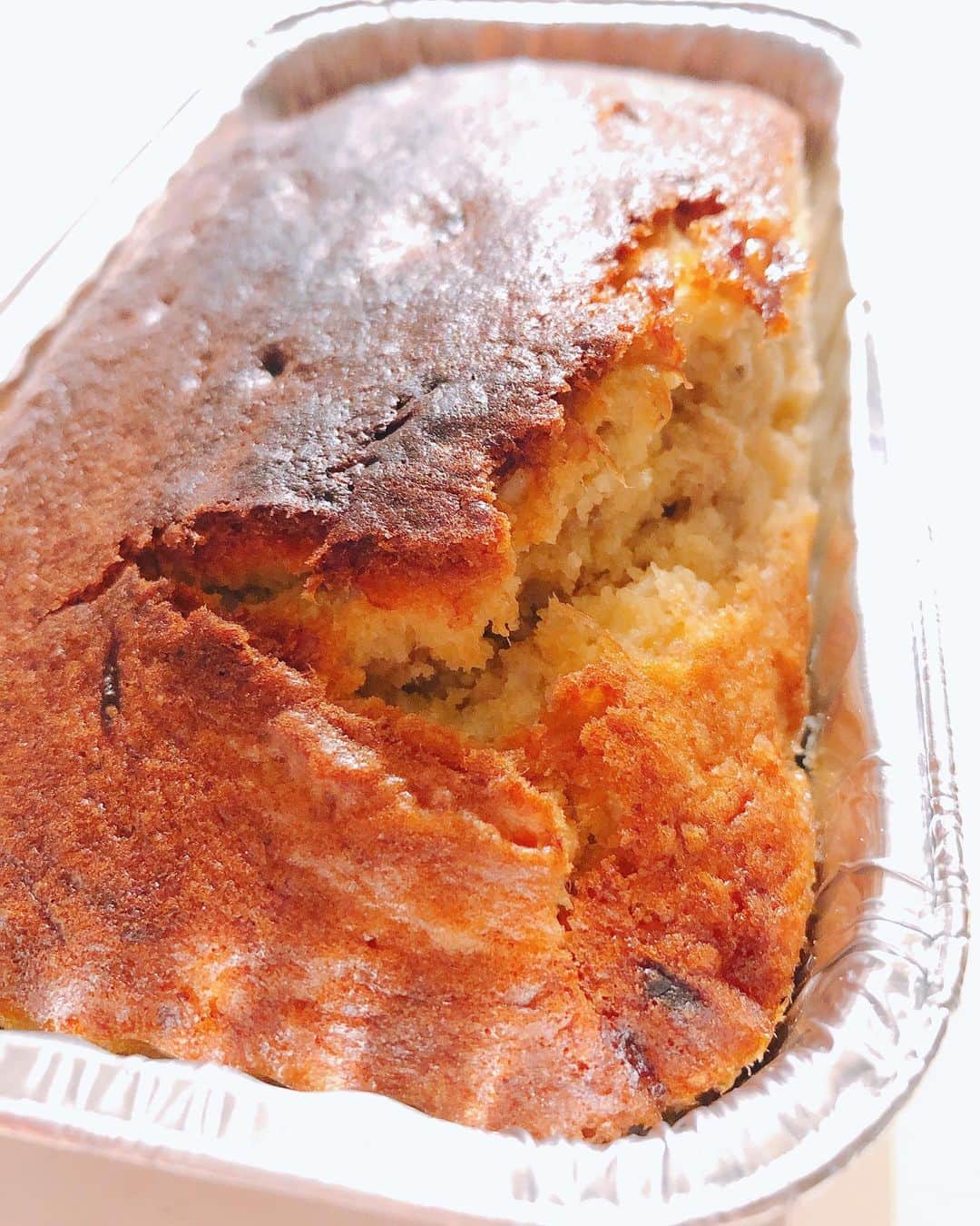 のインスタグラム：「みんなだいすきバナナケーキ。 ・ ・ ・ Banana cake 🍌  バナナが熟れたら作るレシピ。  ググって出てくるものたちよりは砂糖を約20g減らしてます。 (え、そんなに減らして大丈夫？と思われる方、おかし作りはレシピ通りの計量が基本です！あくまでヨーコ流) バナナの完熟具合によっては甘さが足りないなと感じることもあるけれど、それはそれで素朴で美味しい。はちみつ垂らしてもいいしね🍯  バナナの甘酸っぱさをぎゅーっと感じるしっとり焼き菓子。  昔実家の近所にあったケーキ屋さんのバナナケーキが好きで、それをたまに思い出して食べたくなる。("天使のおやつ"って店名も気に入ってたの←知ってる人いる？)  ✴︎ヨーコレシピ✴︎(基本のパウンド形1つ)  バナナ2本 卵2つ バター50g(有塩でも無塩でも) さとうきび糖50g(白いお砂糖でも同量) 薄力粉100g ベーキングパウダー小さじ1 牛乳20ml  バターを常温に戻して砂糖と白っぽくなるまでホイッパーでよく混ぜる。 そこへ卵を入れてさらによく混ぜる。 バナナを加え、潰すように混ぜる。 牛乳を入れて混ぜる。 薄力粉とベーキングパウダーを合わせてふるい(ザルで簡単に)ボウルに入れてさっくりと混ぜる。さっくりね。 パウンド形に入れて、トントンと空気抜き。 180度に余熱したオーブンで35分くらい焼く(今回は焼き色がなかなか付かず様子を見て45分焼きました)  焼き立ても美味いし、冷めても美味しい。 スライスしてラップで小分けして冷凍しておいて、食べたい時にトースターで軽くあたためで食べることができるのでオススメ。  市販のホットケーキミックス使うともっと簡単ではあるんだけどね、、、あの独特な香料が少し苦手な時があって。  ※パウンドケーキの形は100円均一でも売ってます。 プレゼントする時にも使えて便利。  #bananacake #banana #homemade #homemadesweets  #cooking #cookingram  #delicious #delistagram  #ヨーコ飯 #ヨーコおやつ #ヨーコスイーツ #ヨーコレシピ #簡単おやつ #手作りお菓子 #手作りおやつ #おやつ  #バナナケーキ #バナナケーキ焼いた #バナナケーキレシピ #定番おやつ」