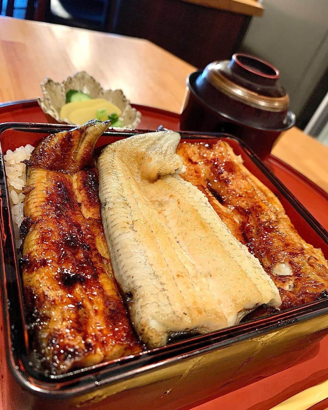 ayuさんのインスタグラム写真 - (ayuInstagram)「💓𝐞𝐞𝐥💓 An eel shop in Shizuoka prefecture.  This is exquisite😆👍💕 ・ 鰻の蒲焼と白焼きが一緒に 食べられる 〝極み重〟を食べました😋 彼が5年前に食べにきて 美味しかったからと、連れて行ってくれました🥰💕 お世辞抜きで本当に絶品‼️ 胸を張ってオススメできる 鰻屋さんです💕 ・ #eel#japanesefood#shizuoka#lunch#gourmet#gourmetfood#travel#travelgram#ootd#outfit#pink #鰻#うなぎ#ウナギ#うな重#グルメ女子#ランチ#グルメスタグラム#グルメ部#グルメ好きな人と繋がりたい#静岡グルメ#静岡観光#旅行#ピンク#旅行好き女子#タビジョ#国内旅行#活きうなぎ橋本#うなぎ橋本」11月18日 12時56分 - ayu888ayu