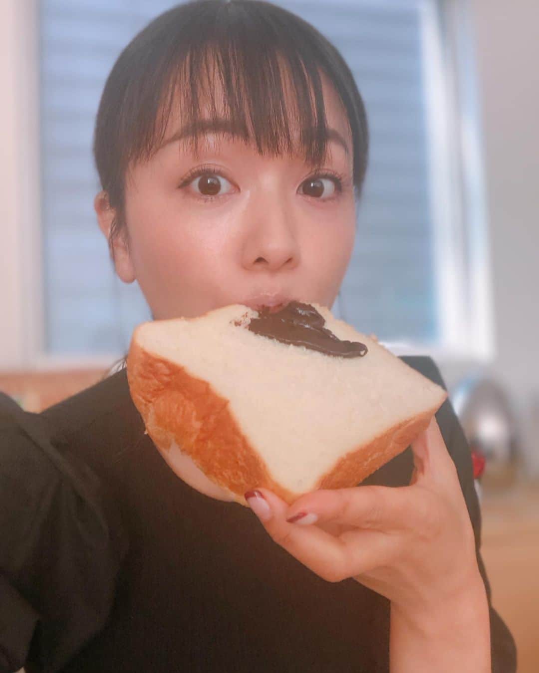 本田朋子さんのインスタグラム写真 - (本田朋子Instagram)「実食。 パンもしっとり甘めで、チョコレートスプレッドは深みのある味わい。 最＆高です♡  #名古屋グルメ #とく川 #徳川と言えば #芳光のわらび餅 #食べたい #食べたい #食べたい」11月18日 13時00分 - tomoko_honda_official_phonics