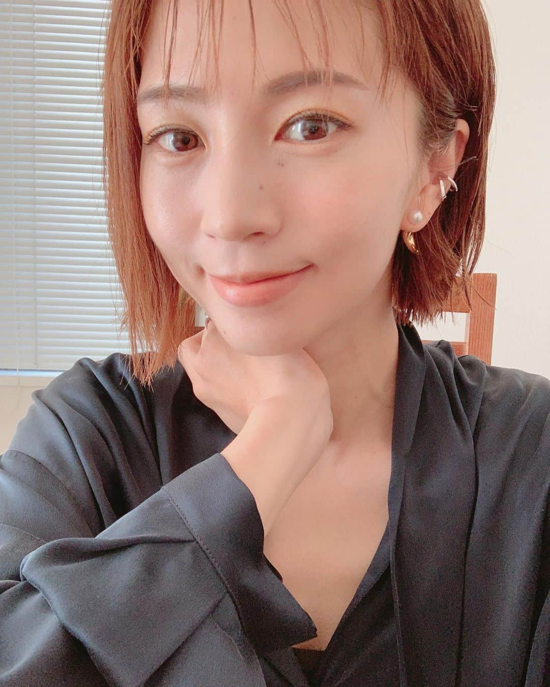 安田美沙子さんのインスタグラム写真 - (安田美沙子Instagram)「ずっと着ようと思って中々着れていなかったネイビーシャツ✨てろんてろんが最高だなぁ。。 今日は、 @celvoke.jp のオレンジベージュみたいな色🧡 . . . 赤ちゃんが早く寝たからか、夜泣きが2回あった。オムツ変え終わるまでもギャン泣きで汗汗💦 成長はしているけど、ミルクも少し残すし、沢山あげ過ぎてるのかも！ .  . . あと少しで、平均になるみたい！ たしかに重い！！笑 シナジスも終えてひと安心✨ 寝不足になったから送りはパパ。サンキュー！ . . . #forte_forte  #ベビーにシャツをアムアムされる #びしょびしょ　#mama #lip #make #パパ送りありがとう #hanna #ほっこり」11月18日 13時11分 - yasuda_misako