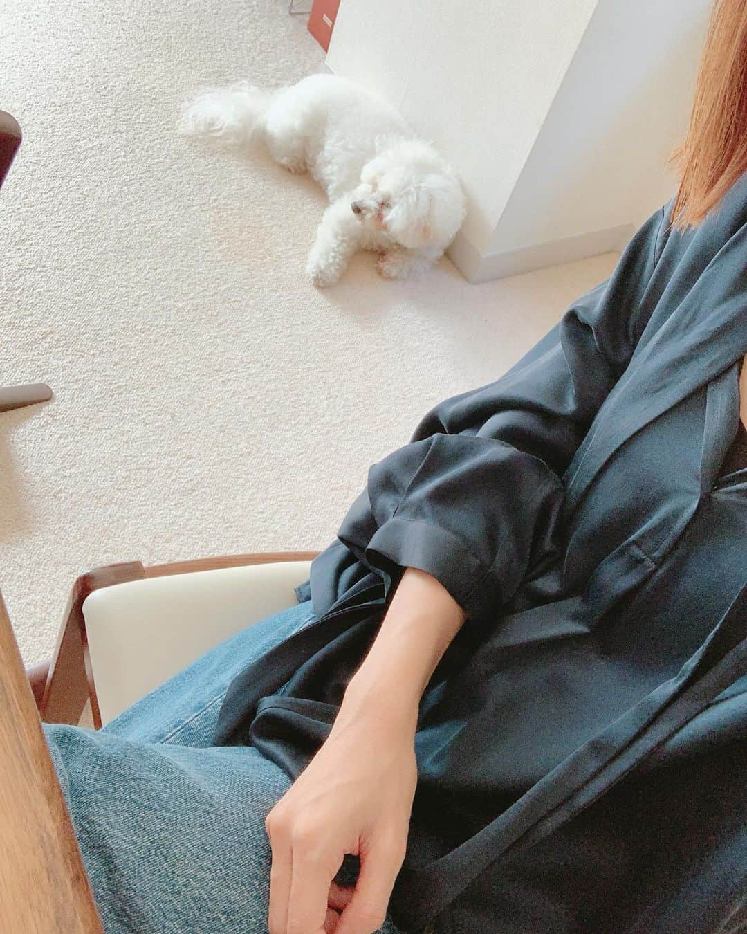 安田美沙子さんのインスタグラム写真 - (安田美沙子Instagram)「ずっと着ようと思って中々着れていなかったネイビーシャツ✨てろんてろんが最高だなぁ。。 今日は、 @celvoke.jp のオレンジベージュみたいな色🧡 . . . 赤ちゃんが早く寝たからか、夜泣きが2回あった。オムツ変え終わるまでもギャン泣きで汗汗💦 成長はしているけど、ミルクも少し残すし、沢山あげ過ぎてるのかも！ .  . . あと少しで、平均になるみたい！ たしかに重い！！笑 シナジスも終えてひと安心✨ 寝不足になったから送りはパパ。サンキュー！ . . . #forte_forte  #ベビーにシャツをアムアムされる #びしょびしょ　#mama #lip #make #パパ送りありがとう #hanna #ほっこり」11月18日 13時11分 - yasuda_misako