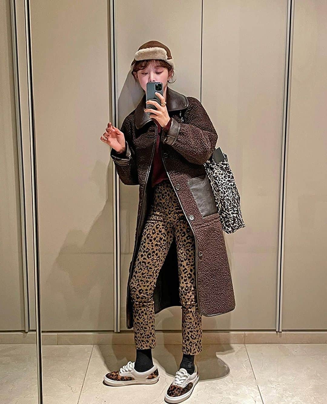 imvelyジャパンのインスタグラム：「ボアでもレザーでも リバーシブルで着られる アウターです🐻🤎  互いに異なるディテールで 多様に演出できるので 活用度満点です👀✨  #イムブリー#IMVELY#アウター#秋コーデ#大人カジュアル#大人可愛い#シンプルコーデ #ボア」