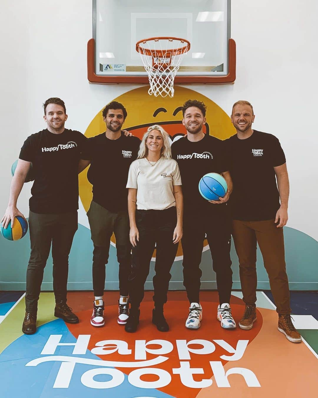 のインスタグラム：「Last week we launched our @happytooth_foundation I’m so excited to be a part of this bringing happy and healthy smiles to families in need. Please check it out and help us make a difference. 🏀 🦷 👨‍👩‍👦‍👦」