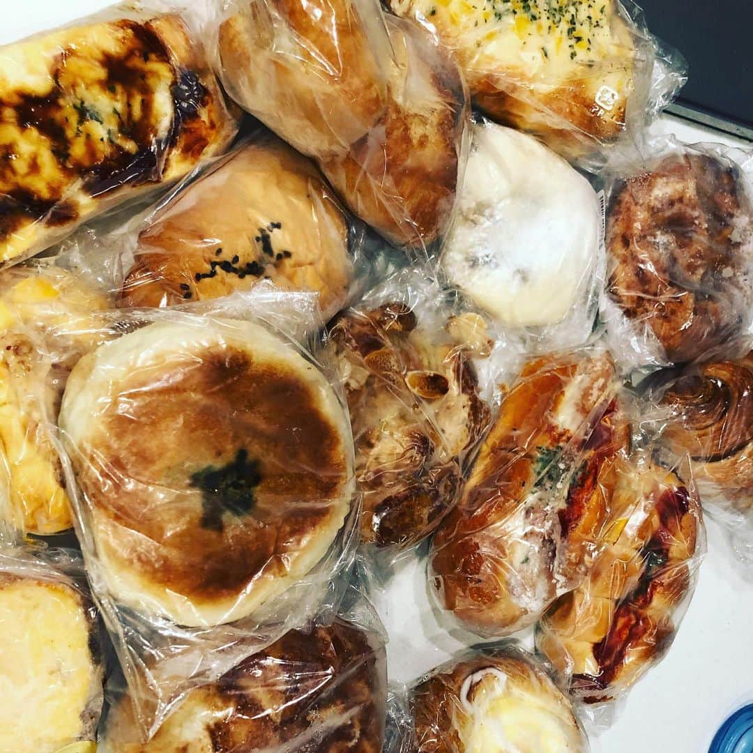 世手子さんのインスタグラム写真 - (世手子Instagram)「Life with bread🍞🥐 A nice bread set with 15 pieces(^^)✨✨ Lots of deli bread and sweet bread🧁(*^▽^*) @ecostapan でお得なセット おまかせ楽しい(=´∀｀) #ecostapan #お取り寄せパン 色々あって飽きない #パンライフ が過ごせました(*´꒳`*) 一押しは #ブドウ大福 パンめちゃうま(*ﾟ∀ﾟ*) #エコスタパン #フードロス削減 にもなっていて #新型コロナ な時代 #フードロス の大切さを身に染みて感じたので今後利用したい #パン屋 さんです(*´∀`)♪ #パンのある暮らし #パンのある生活  #パン活  #パンのある幸せ  #おうちごはん #おうちカフェ #うつわやさんアンバサダー3期募集  #pr」11月18日 13時06分 - rojide