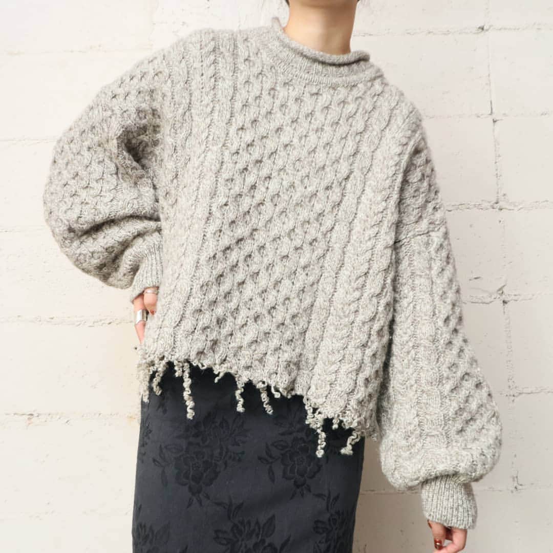 吉祥寺 古着屋 Orfeoのインスタグラム：「Frayed Hem Fisherman Knit  #orfeo #kichijoji #tokyo #vintage #used #fashion #coordinate #outfit  お問い合わせはインスタグラムのプロフィール掲載のメールアドレスにお願いいたします。コメント、DMでのお問い合わせは受け付けておりませんのでご了承ください。 ONLINE SHOPの商品も店頭にてご購入頂けます。気になる商品がございましたらスタッフにお声掛けください。  新型コロナウィルス感染拡大防止策を徹底した上で営業をしております。マスクの着用、入店時にアルコールでの消毒をお願いいたします。」