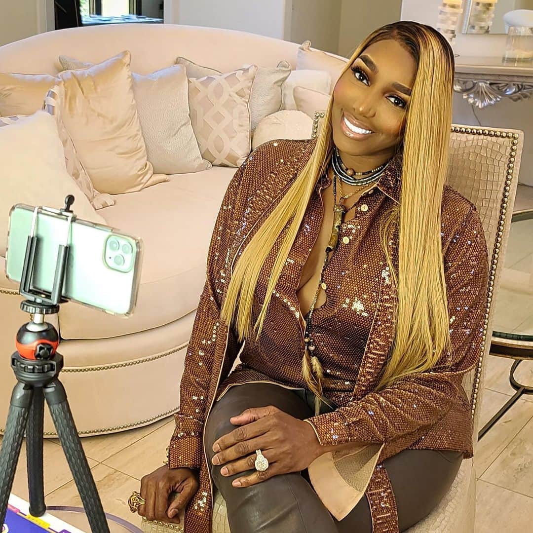 ネネ・リークスのインスタグラム：「Catch me on “The Real” TOMORROW! They asked me abt my boyfriend @frenchmontana and i chuckled hunni 😂🤣 @therealdaytime PS: interviewing from home is different 😭」