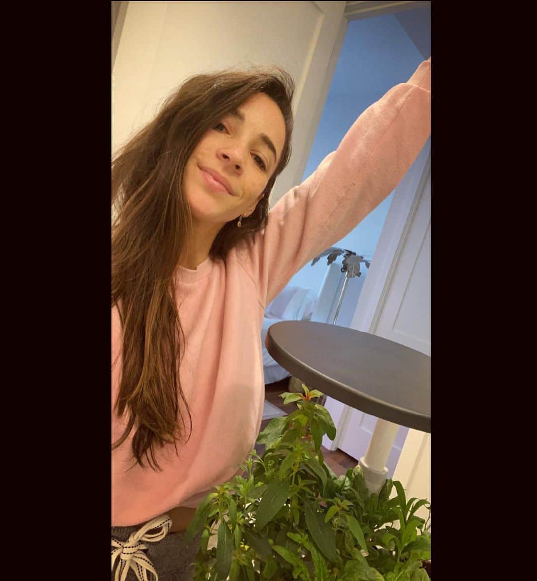 アリー・レイズマンのインスタグラム：「I love how so many of you share your gardening tips with me & share what you like growing 🤗🤗🤗 It makes me happy that so many of you are into gardening and that some of you are trying it for the first time.   In this photo I’m growing flowers. I’m looking forward to making a flower bouquet. I find arranging flowers to be meditative & arranging flowers allows me to be creative. To help introduce more people to benefits of in-home gardening, @officialAeroGarden and I will be hosting a virtual meet & greet to share gardening tips. We’re also giving away Aerogarden Harvest models to ten contest winners. If you’d like to enter the contest, just tell us a little bit about yourself and how gardening plays a part in your wellness routine through the link in my bio before December 15th! Looking forward to hearing your gardening stories 💜」